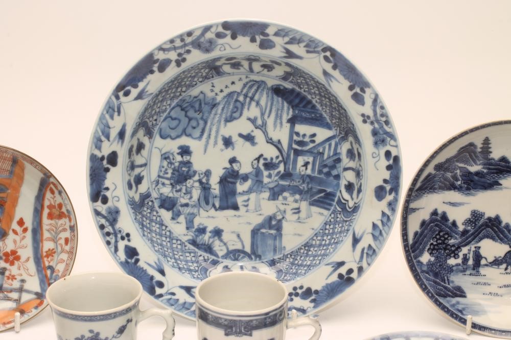 A CHINESE IMARI PORCELAIN TEA BOWL AND SAUCER Image