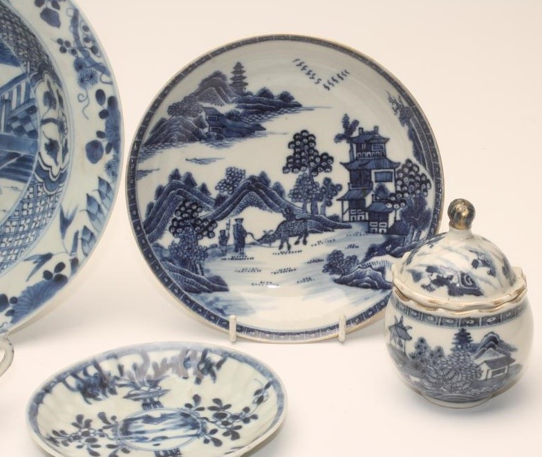 A CHINESE IMARI PORCELAIN TEA BOWL AND SAUCER Image