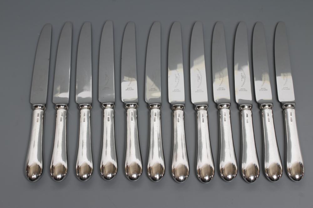 A SET OF TWELVE TABLE KNIVES, maker J.B. Chatterley, Sheffield 1971, with stainless blades (Est. Image