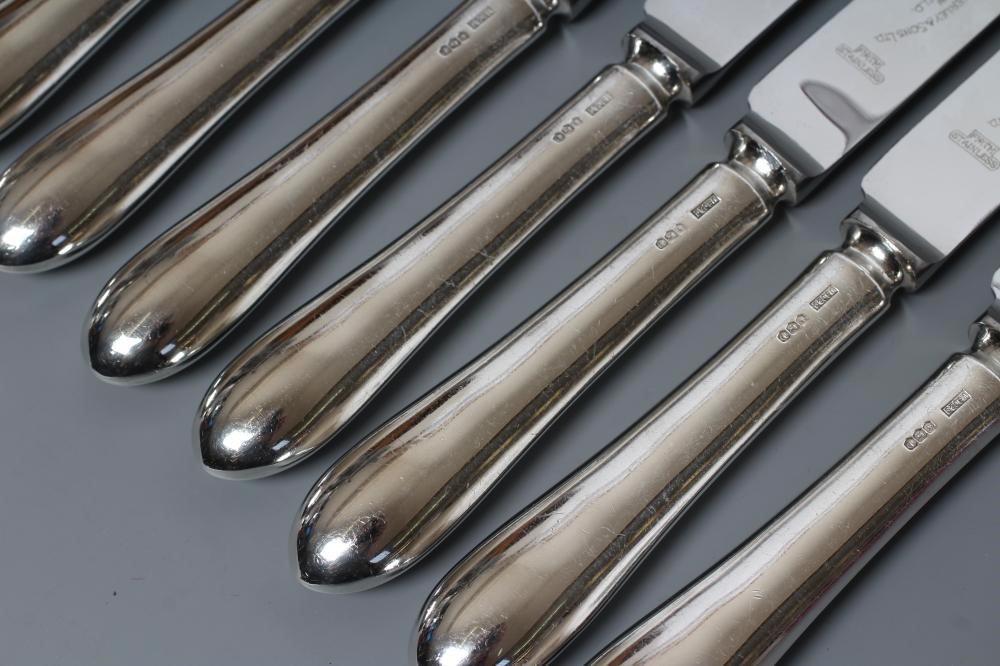A SET OF TWELVE TABLE KNIVES, maker J.B. Chatterley, Sheffield 1971, with stainless blades (Est. Image