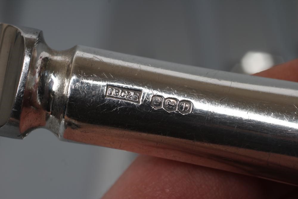 A SET OF TWELVE TABLE KNIVES, maker J.B. Chatterley, Sheffield 1971, with stainless blades (Est. Image