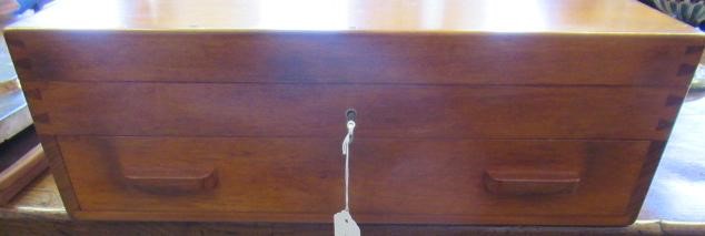 A TABLE SERVICE FOR EIGHT PLACE SETTINGS Image