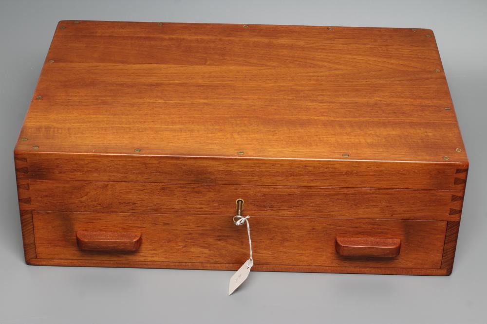 A TABLE SERVICE FOR EIGHT PLACE SETTINGS Image