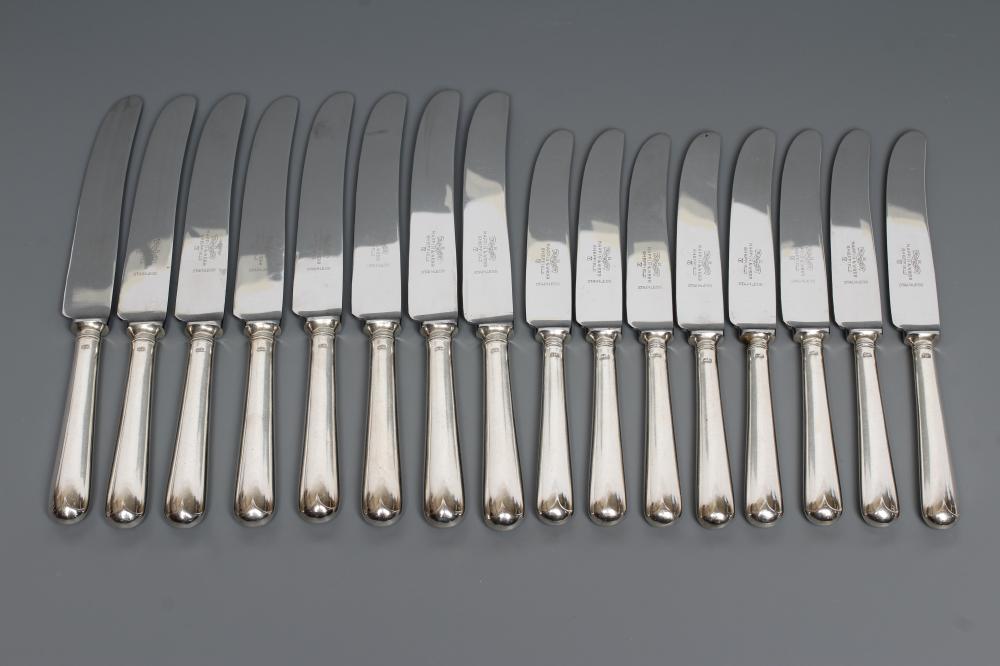 A SET OF EIGHT TABLE KNIVES Image