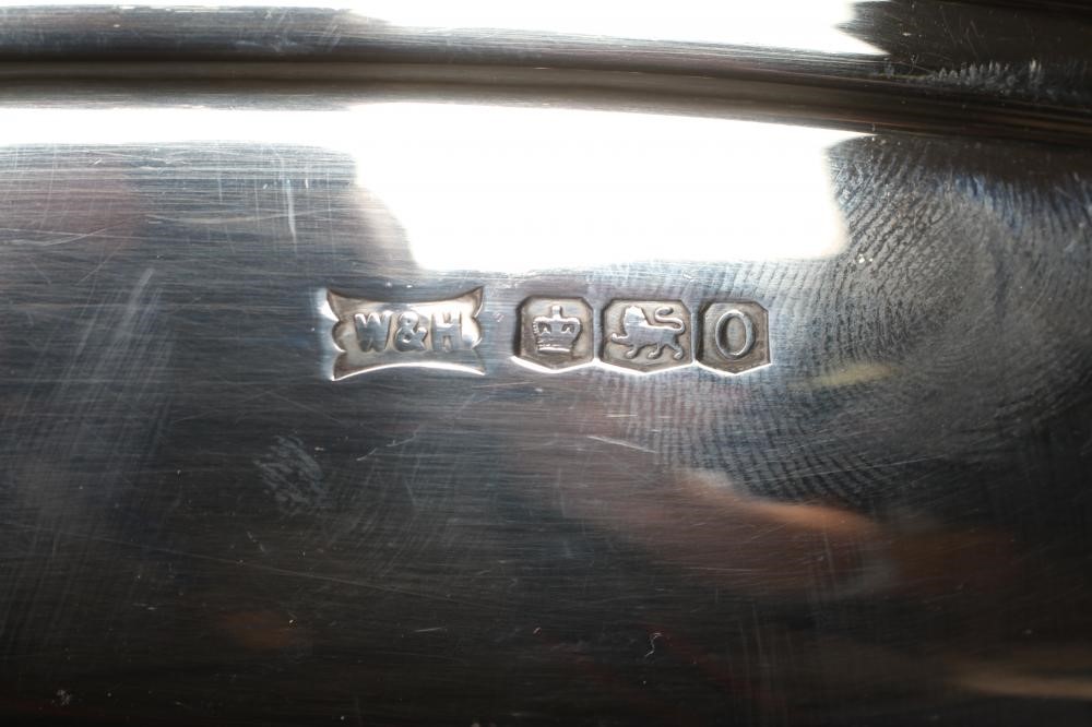 AN OVAL ENTREE DISH AND COVER Image