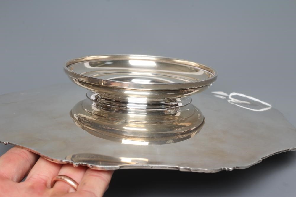 A LOW PEDESTAL DISH Image