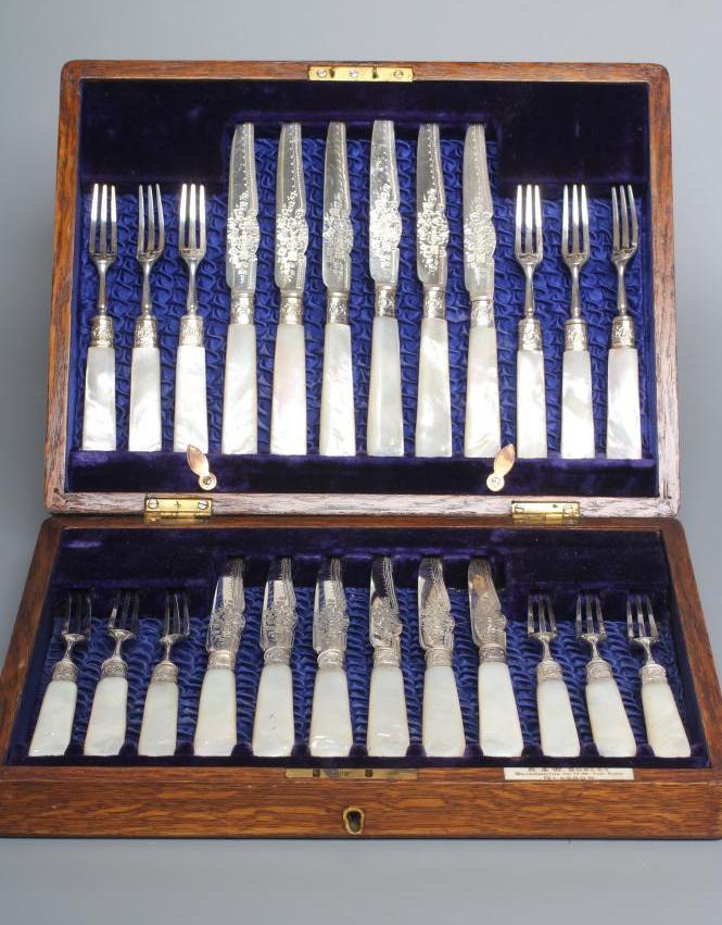 A SET OF TWELVE EDWARDIAN FRUIT KNIVES AND FORKS Image