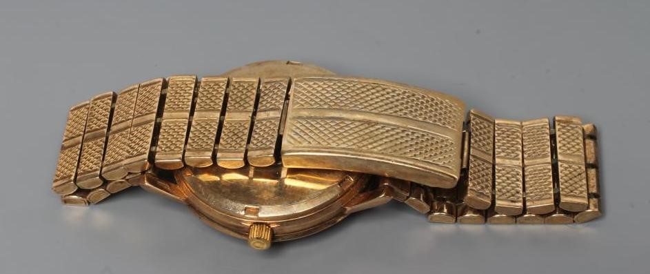 A GENTLEMAN'S 9CT GOLD OMEGA AUTOMATIC SEAMASTER WRISTWATCH Image