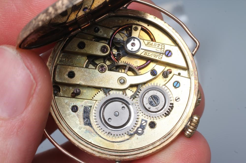AN EDWARDIAN GENTLEMAN'S HALF HUNTER WRISTWATCH Image