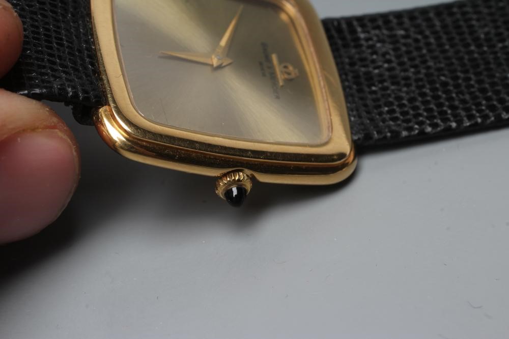 A GENTLEMAN'S BAUME & MERCIER 18CT GOLD WRISTWATCH Image