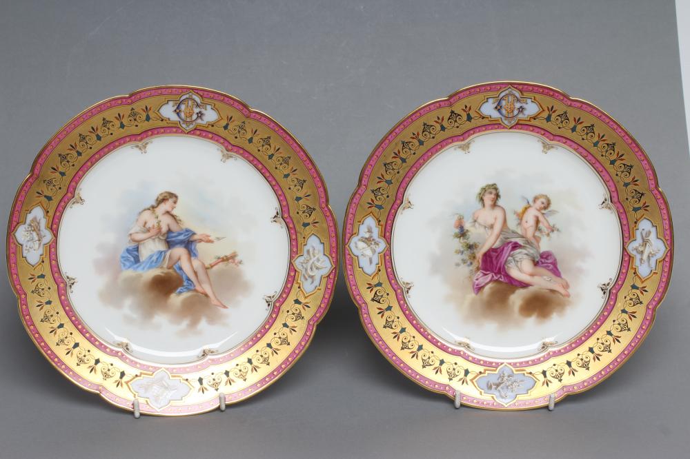 A PAIR OF FRENCH PORCELAIN CABINET PLATES Image