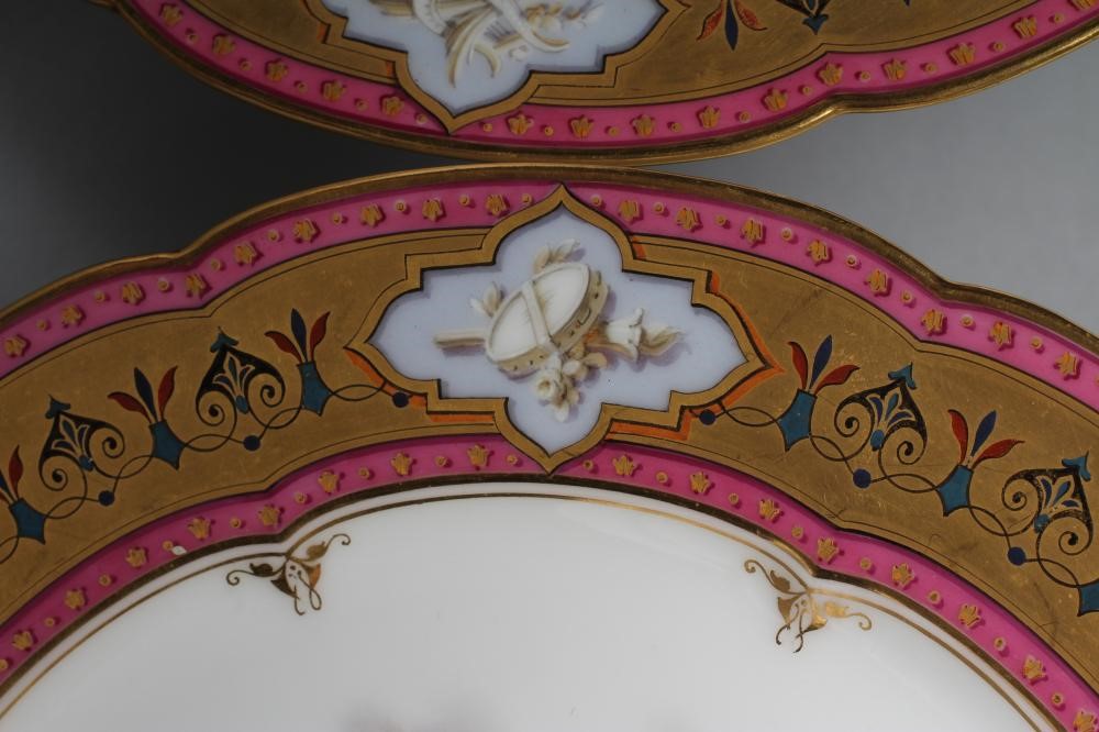 A PAIR OF FRENCH PORCELAIN CABINET PLATES Image