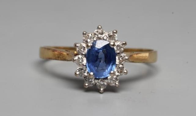 A SAPPHIRE AND DIAMOND CLUSTER RING Image