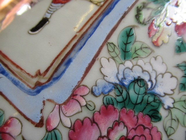 A PAIR OF CANTONESE PORCELAIN FAMILLE ROSE ROULEAU ALCOVE VASES with shi-shi handles and salamanders Image