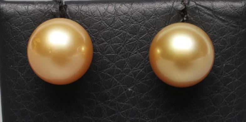 A PAIR OF PALE GOLD COLOURED CULTURED PEARL EAR STUDS, peg set to plain posts, stamped 585 (Est. Image