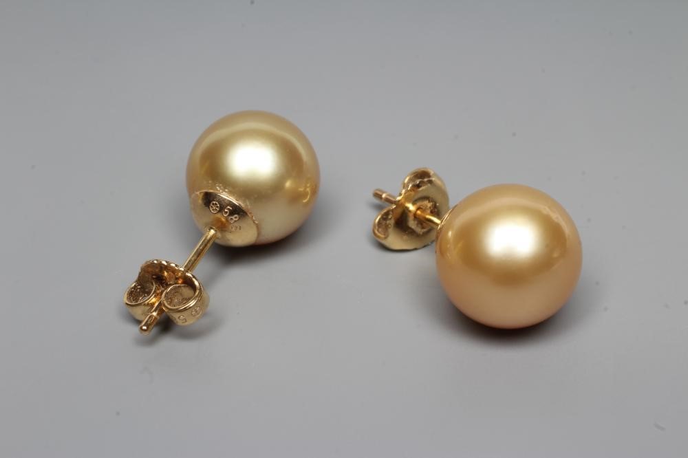 A PAIR OF PALE GOLD COLOURED CULTURED PEARL EAR STUDS, peg set to plain posts, stamped 585 (Est. Image