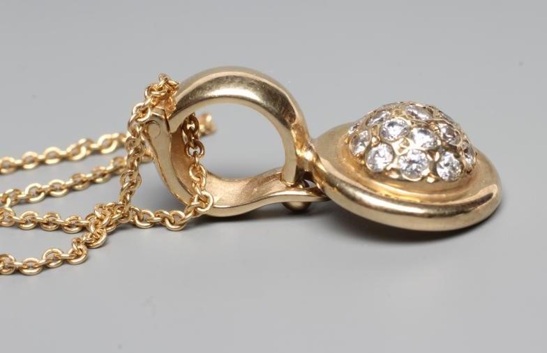 A DIAMOND PENDANT Image