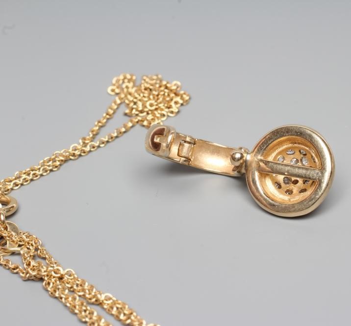 A DIAMOND PENDANT Image