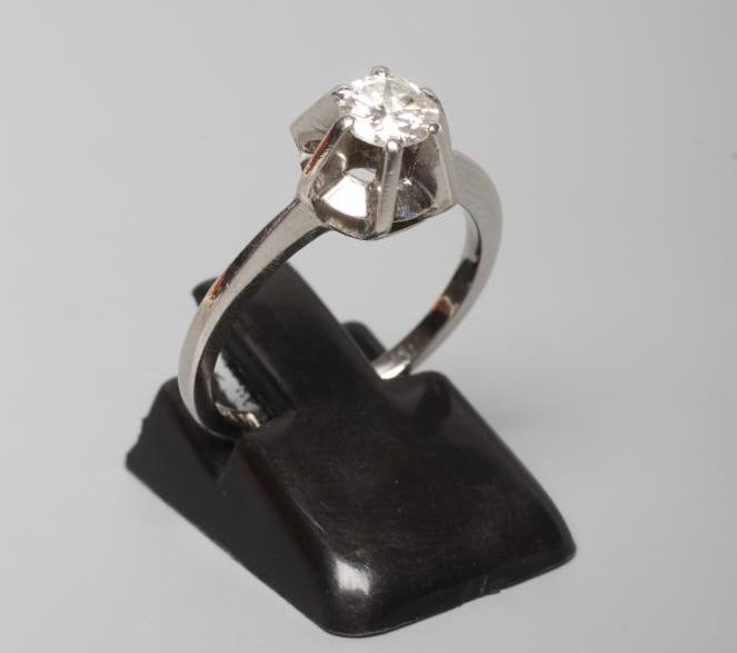 A SOLITAIRE DIAMOND RING, the round brilliant cut stone of approximately 0.7cts in a high claw Image