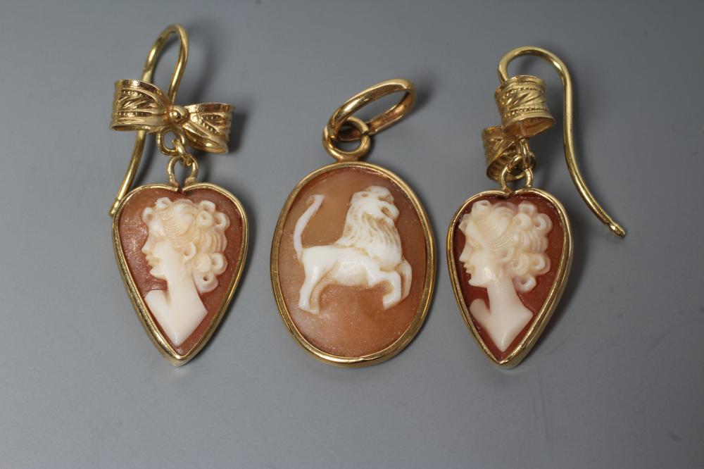 A PAIR OF SHELL CAMEO DROP EARRINGS Image