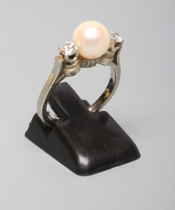 A THREE STONE PEARL AND DIAMOND DRESS RING Image