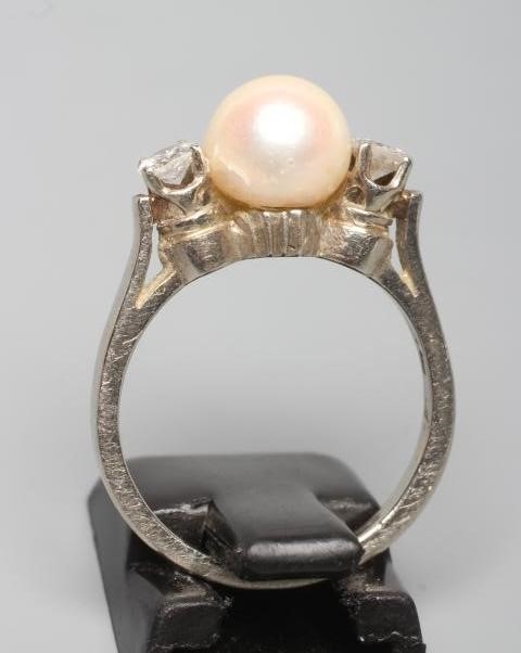 A THREE STONE PEARL AND DIAMOND DRESS RING Image