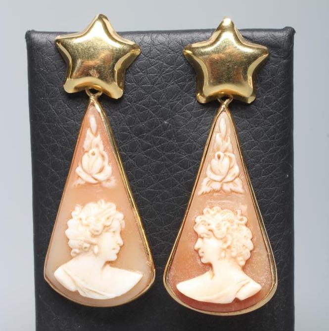 A PAIR OF SHELL CAMEO DROP EARRINGS Image