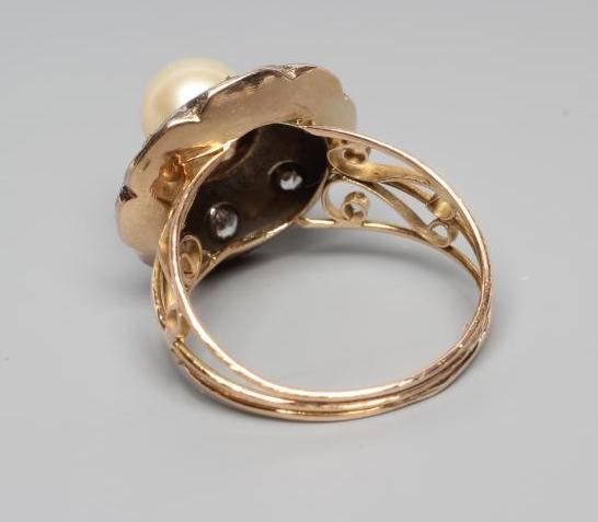 A PEARL AND DIAMOND COCKTAIL RING Image