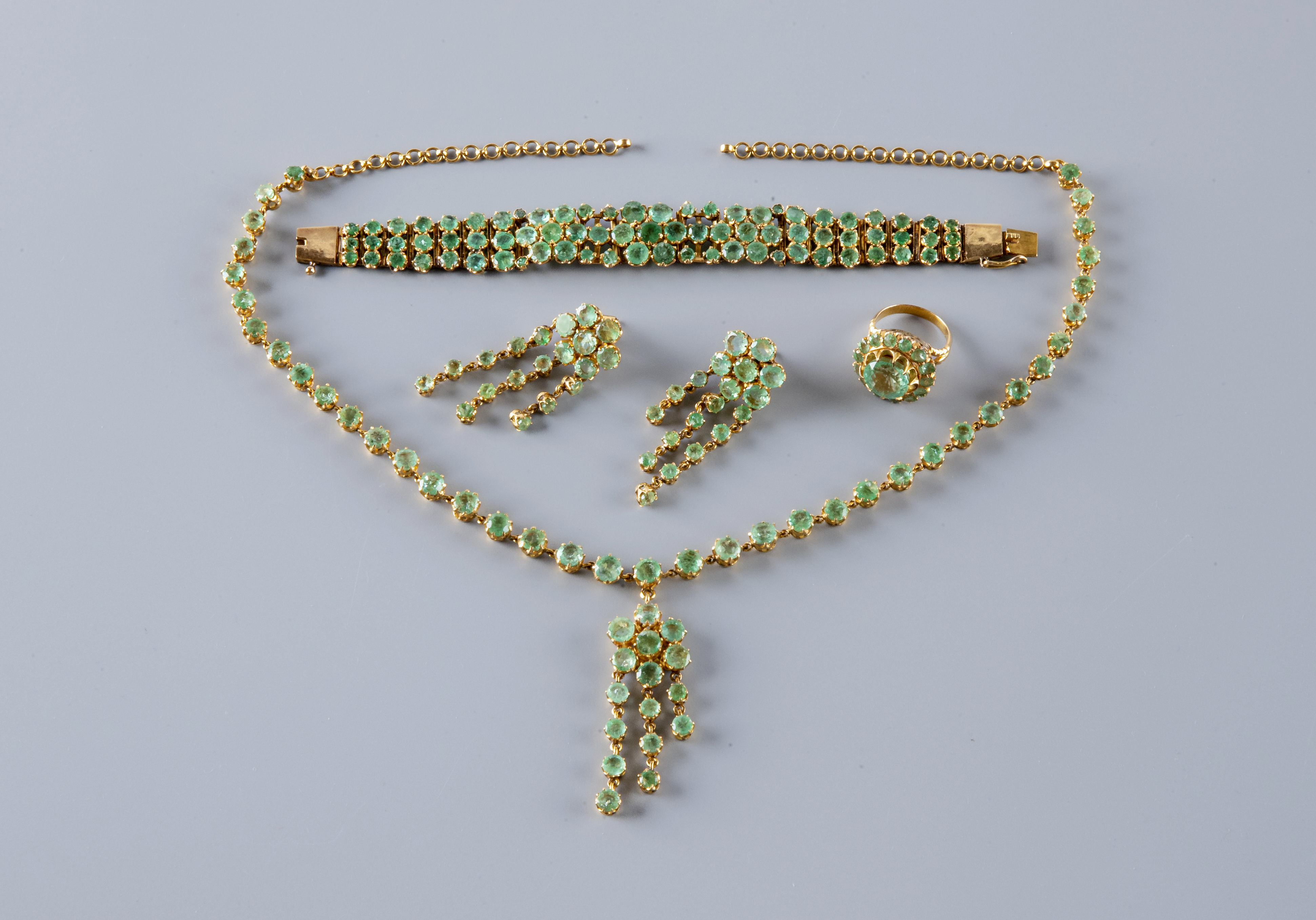 AN EMERALD SUITE comprising necklace with fixed cluster pendant Image