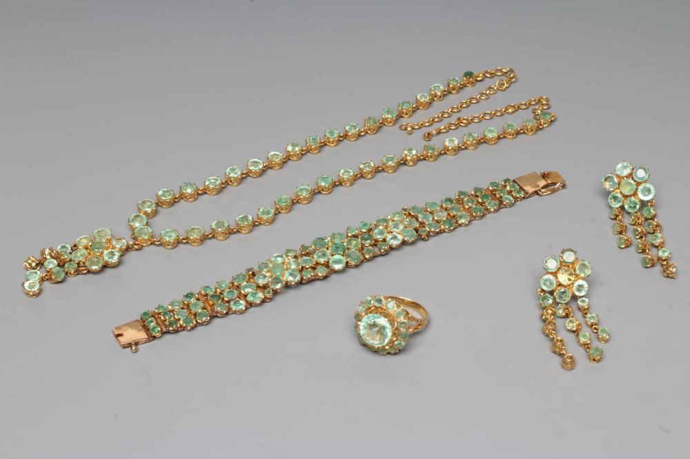 AN EMERALD SUITE comprising necklace with fixed cluster pendant Image