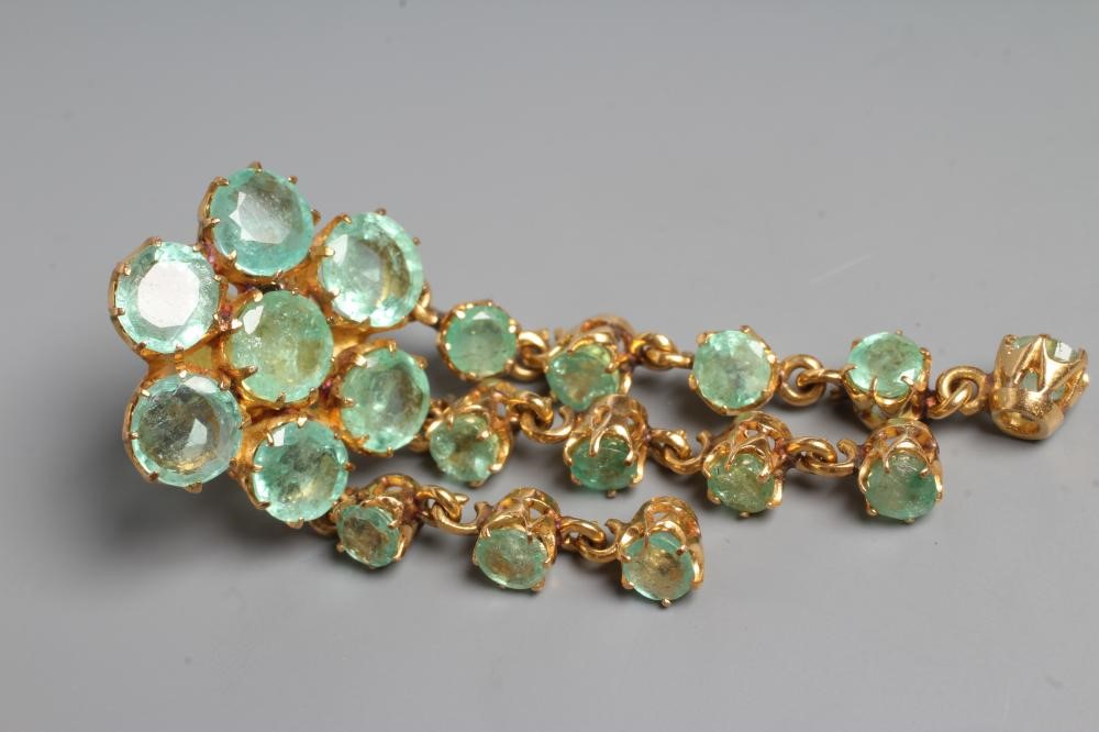 AN EMERALD SUITE comprising necklace with fixed cluster pendant Image