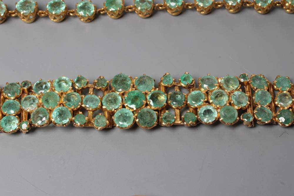 AN EMERALD SUITE comprising necklace with fixed cluster pendant Image