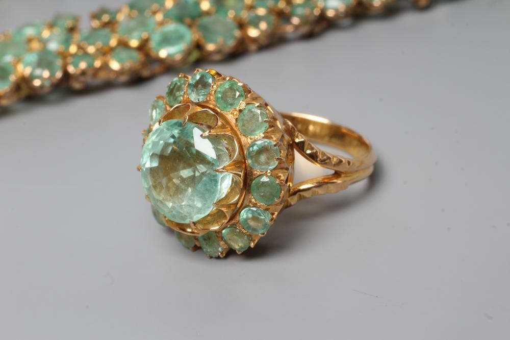 AN EMERALD SUITE comprising necklace with fixed cluster pendant Image