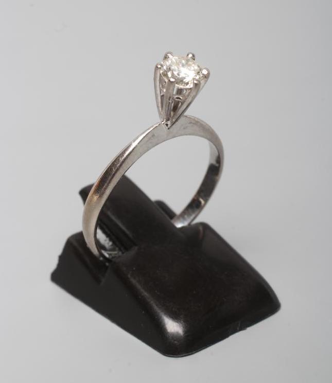 A SOLITAIRE DIAMOND RING, the round brilliant cut stone of approximately 0.25cts in a high claw Image