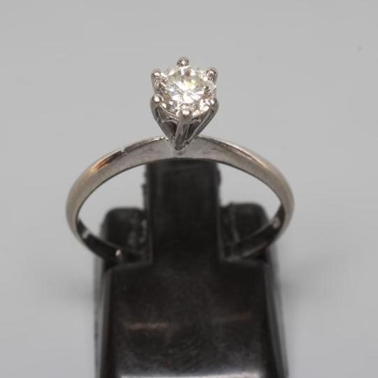 A SOLITAIRE DIAMOND RING, the round brilliant cut stone of approximately 0.25cts in a high claw Image