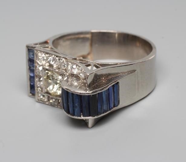 AN ART DECO STYLE SAPPHIRE AND DIAMOND "BUCKLE" COCKTAIL RING Image