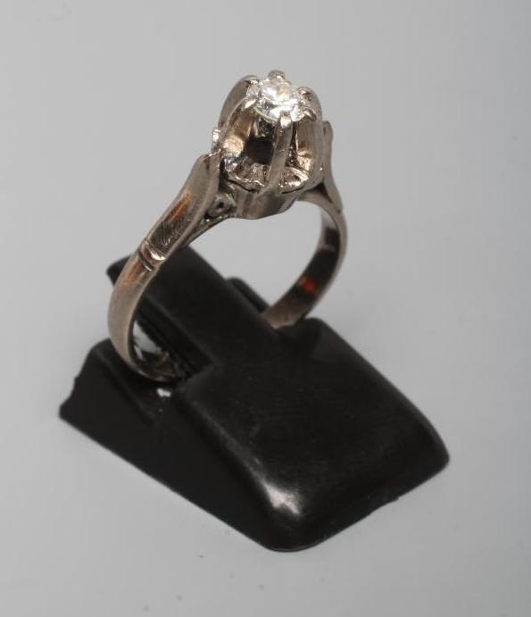 A SOLITAIRE DIAMOND RING, the brilliant cut stone of approximately 0.25cts in a high claw setting to Image