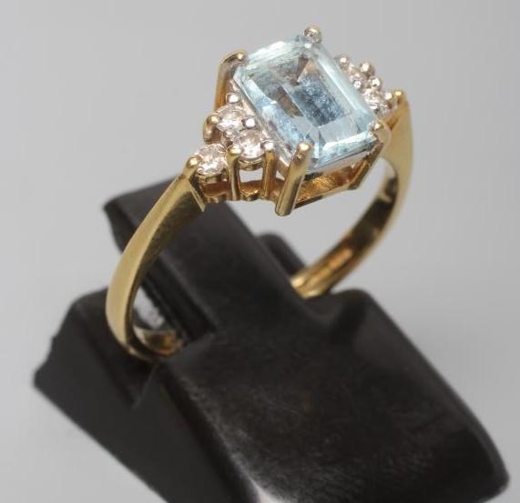 AN AQUAMARINE AND DIAMOND RING Image