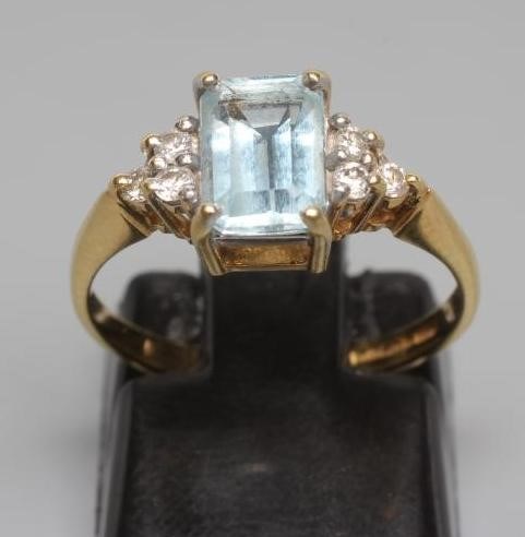 AN AQUAMARINE AND DIAMOND RING Image