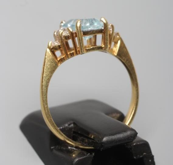 AN AQUAMARINE AND DIAMOND RING Image