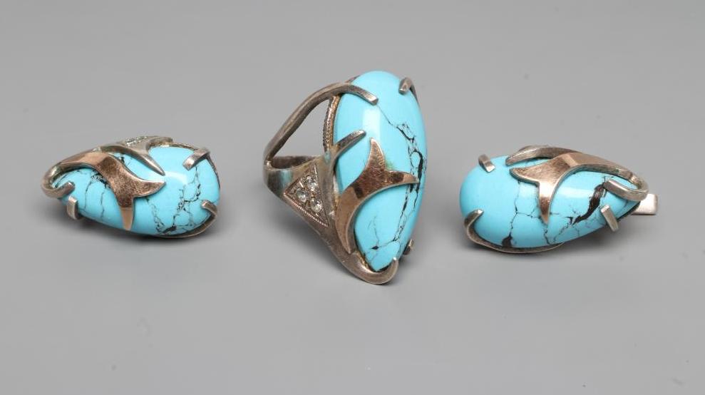 A TURQUOISE MATRIX RING Image