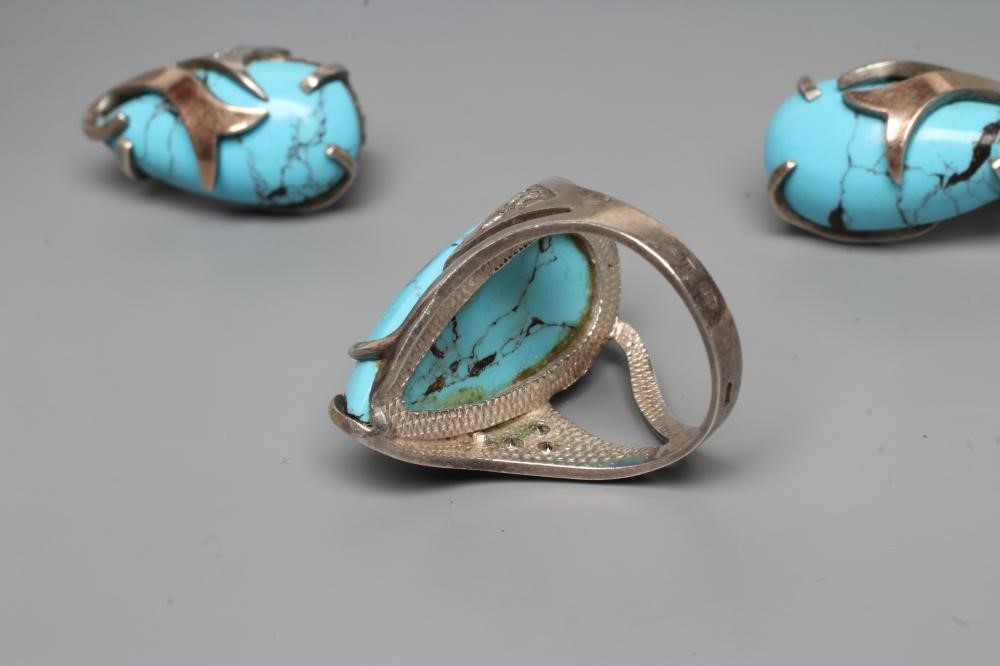 A TURQUOISE MATRIX RING Image