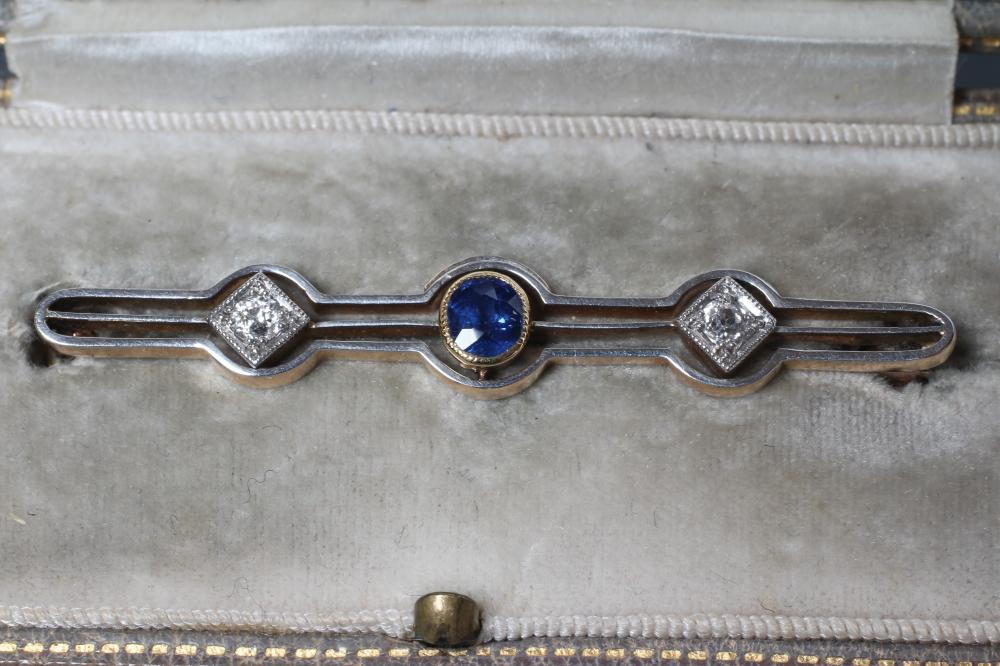 AN EDWARDIAN SAPPHIRE AND DIAMOND BROOCH Image