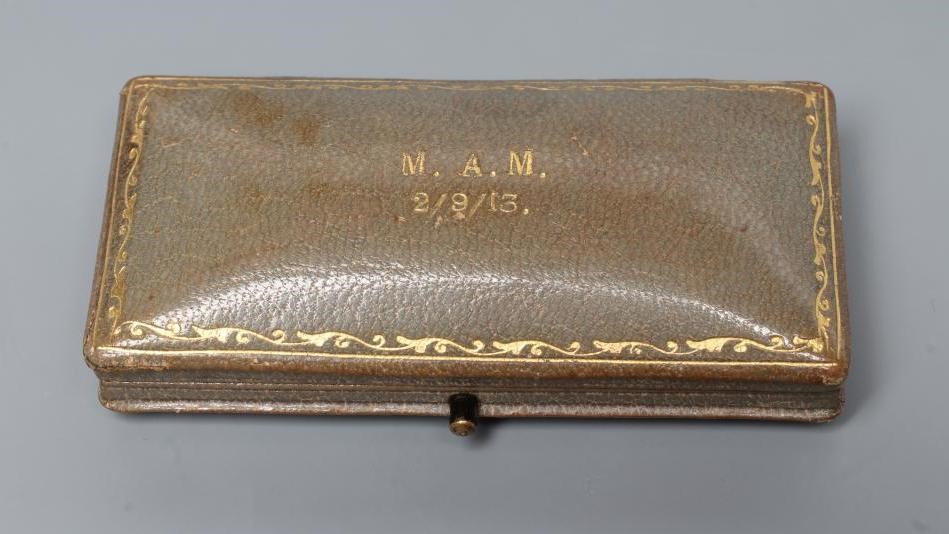 AN EDWARDIAN SAPPHIRE AND DIAMOND BROOCH Image