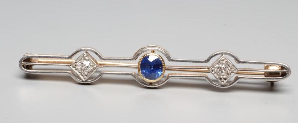 AN EDWARDIAN SAPPHIRE AND DIAMOND BROOCH Image