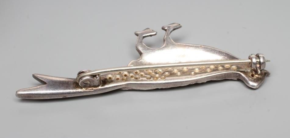 AN EDWARDIAN DIAMOND AND ENAMEL NOVELTY BROOCH modelled as a cock pheasant with pave set diamond Image