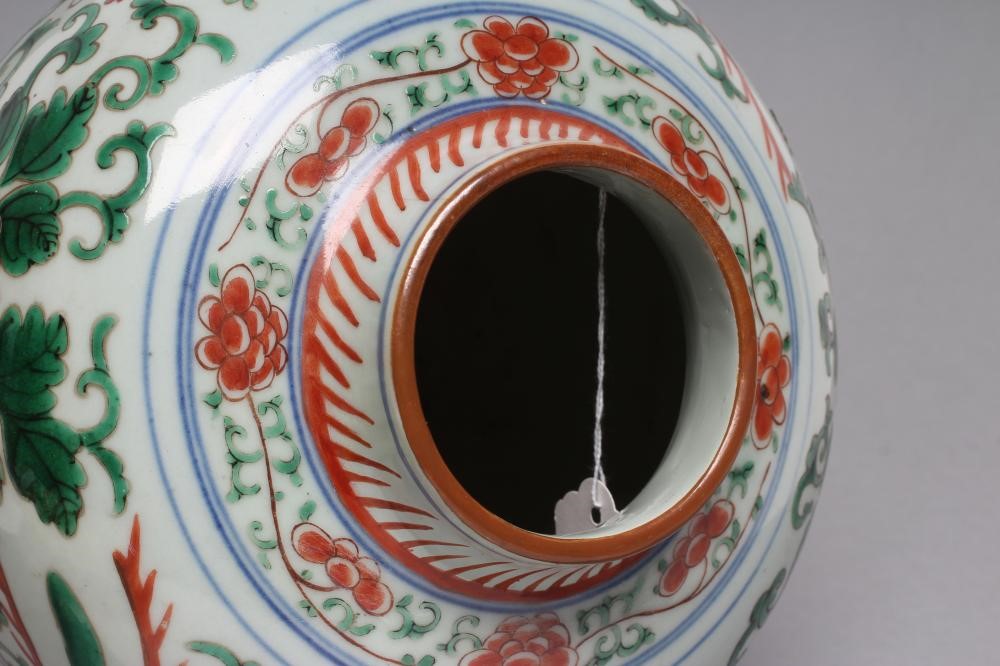A CHINESE PORCELAIN FAMILLE VERTE JAR of ovoid form Image
