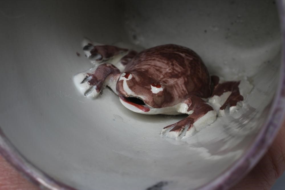 A SUNDERLAND PINK LUSTRE PEARLWARE FROG MUG Image