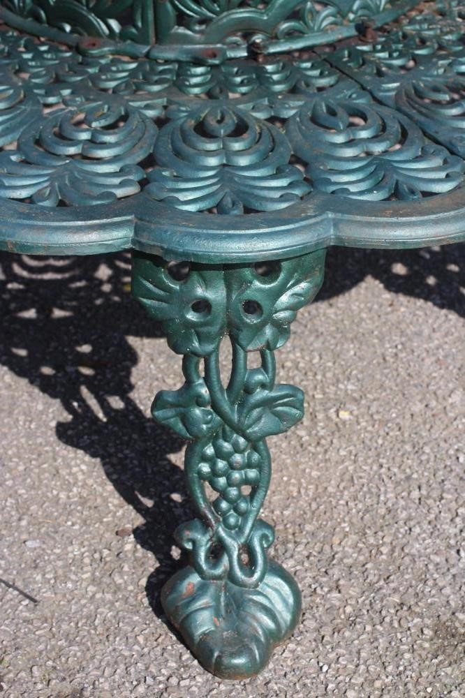 A CAST IRON TREE SEAT Image