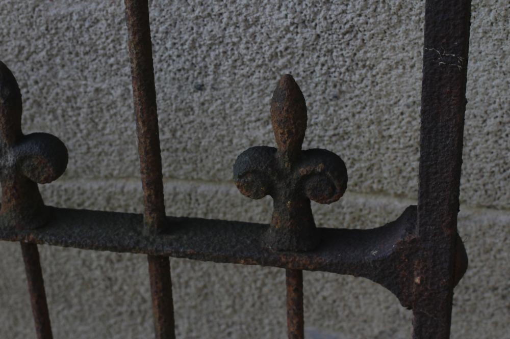 A VICTORIAN CAST IRON GARDEN GATE of two tier barred form with fleur de lys finials and scroll Image